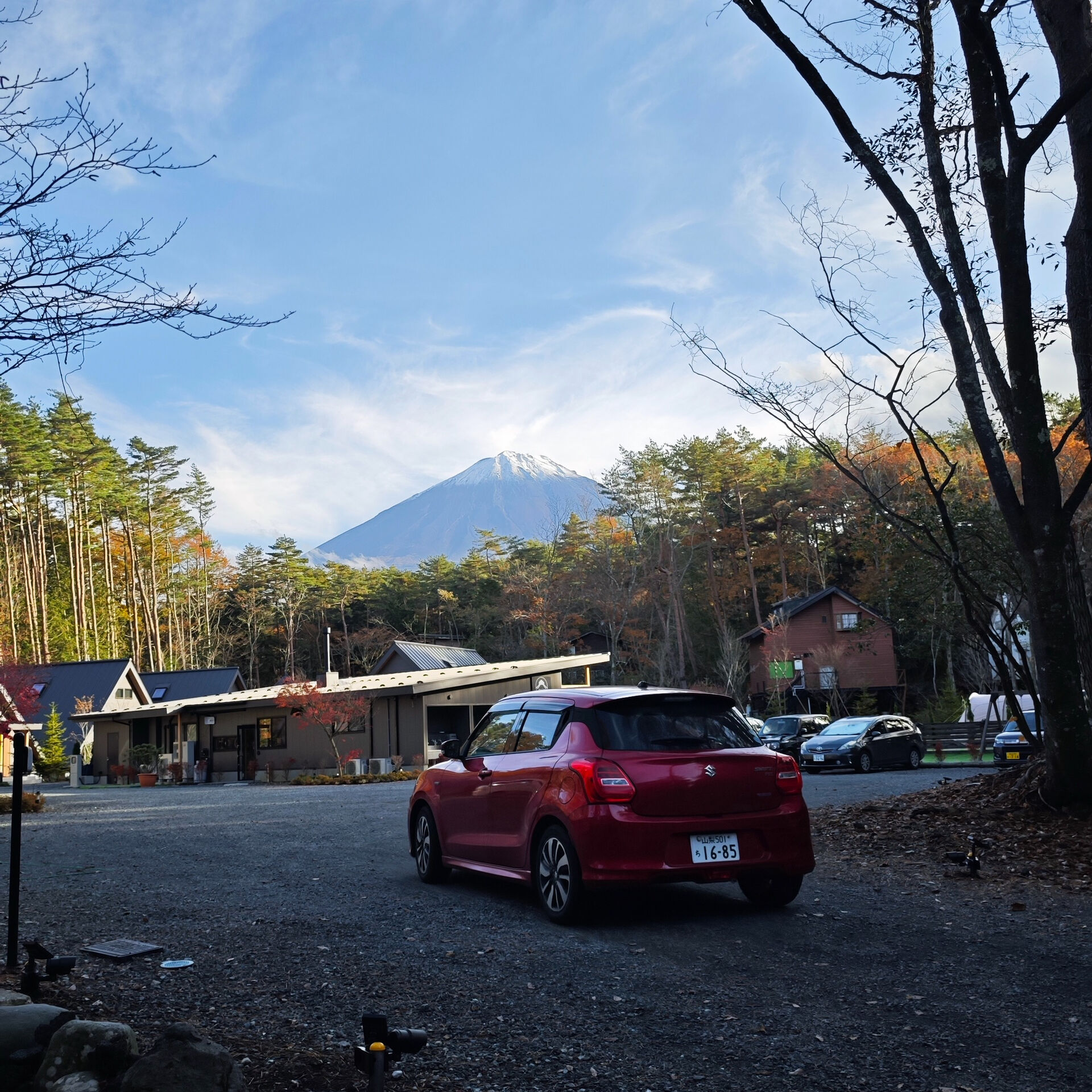 秋の色が一層濃くなるとき、澄んだ空気の中で、秋の日本の風景を